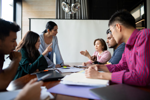 亚洲同事在团队会议讨论库存照片图片下载