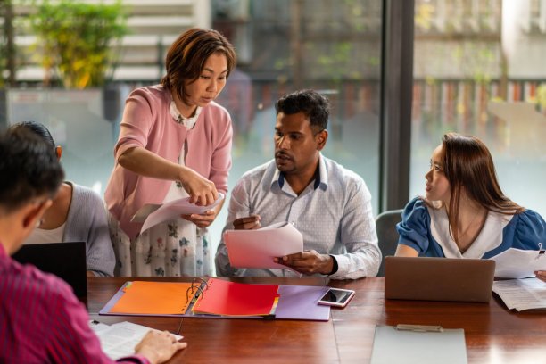 中国女老板在会议上分发文件库存照片图片下载
