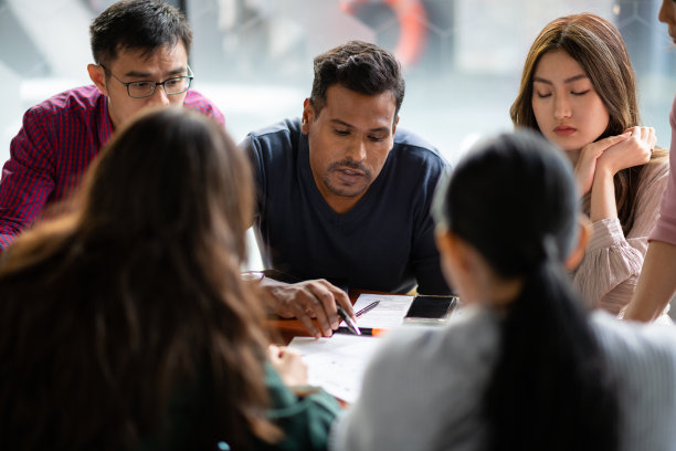 亚洲同事在讨论库存照片图片下载