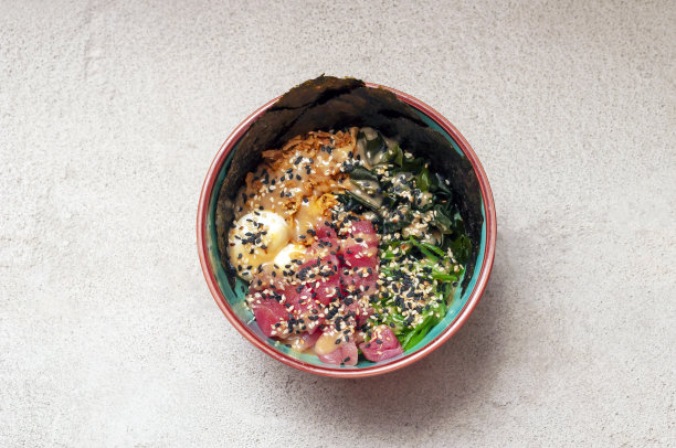 在照片中间的盘子里放着金枪鱼，这是夏威夷和日本的传统美食。图片下载