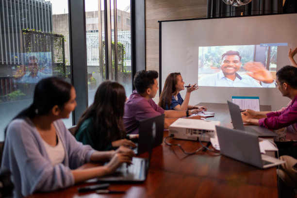 亚洲同事参加zoom会议与印度男老板的库存照片图片下载