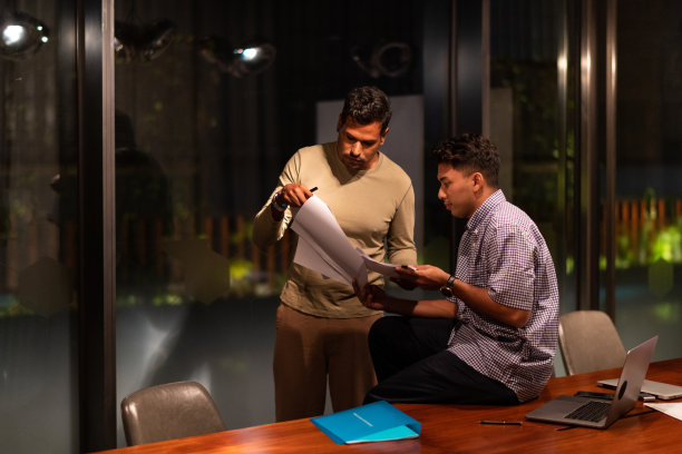 两个亚洲男人深夜讨论在办公室股票照片图片下载