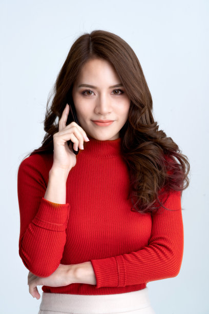 迷人的亚洲女性深思熟虑和自信的手指点触她的头焦点和决心作出重要的决定，亚洲女性穿着红色的海水微笑着看着相机的白色背景图片下载