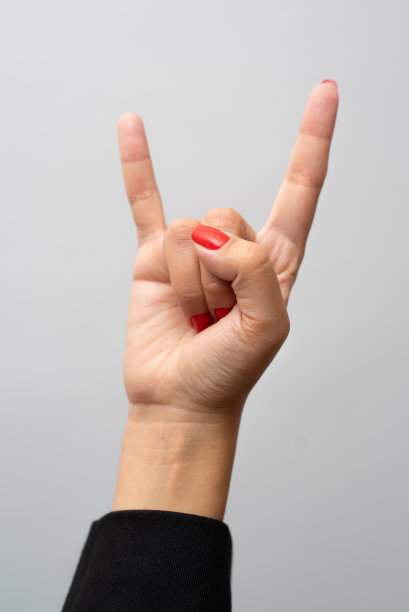 红色指甲的女性手在白色背景上显示手势图片下载