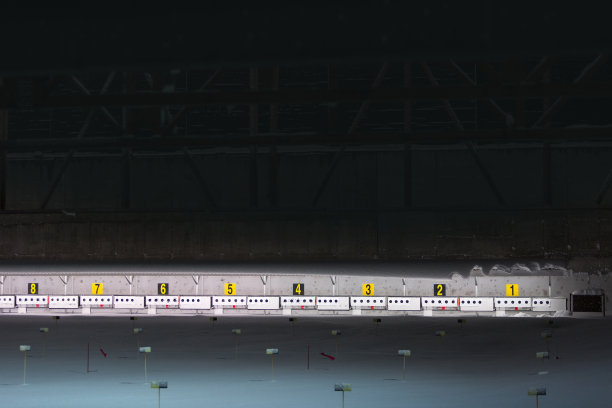 冬季两项射击靶场。夜灯图片下载