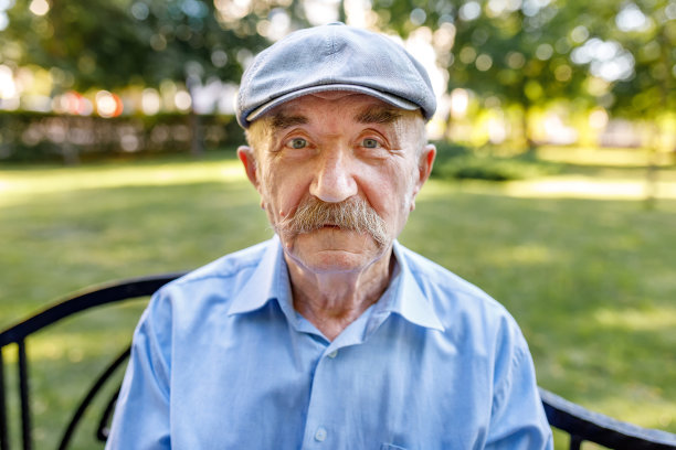 一个晴朗的秋日，老人在公园里。特写镜头选择聚焦图片下载