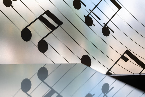 五线谱上的音符或半透明玻璃上的乐谱图片下载