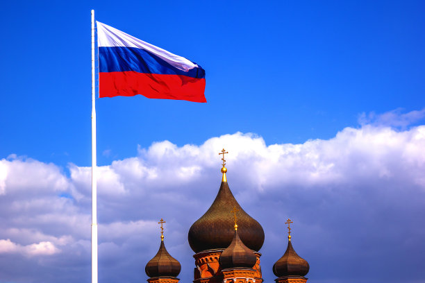 俄罗斯国旗下有黑色圆顶的教堂图片下载