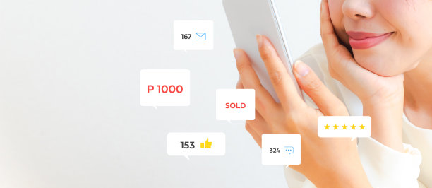 一个女人在使用网上购物应用程序。图片下载