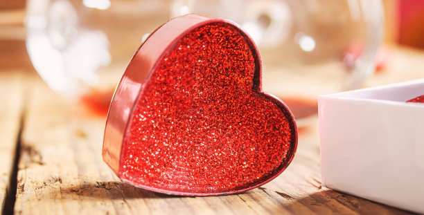 给爱人的浪漫晚餐。有选择性的重点。图片下载