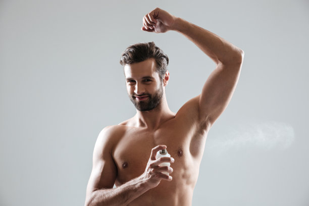 男人微笑着用香水图片下载