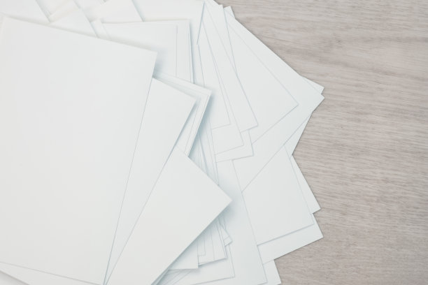 顶视图的堆栈干净的纸张，布局随机在木制背景。背景纸，复古背景图片下载