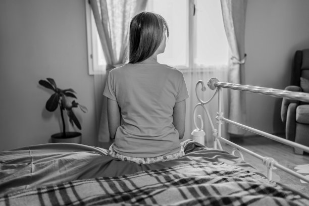 坐在床上沉思的女人图片下载