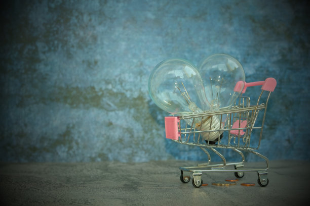 手推车上的灯泡，创意创新和灵感理念，未来的新技术图片下载
