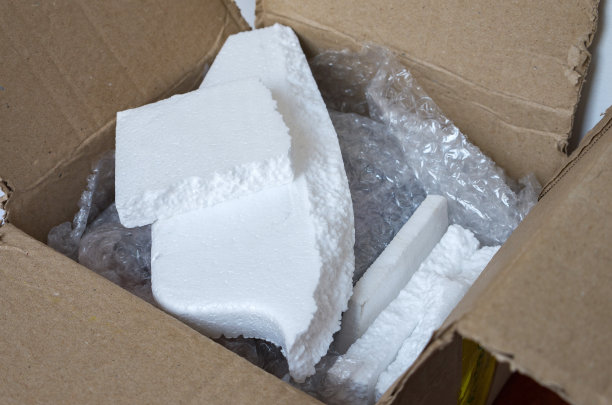 打开纸箱，货物用保鲜膜和泡沫塑料包装。图片下载