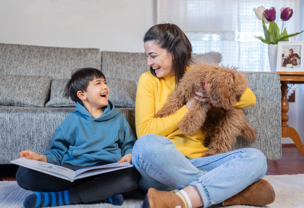 年轻的母亲和她的儿子一起享受在家里图片下载