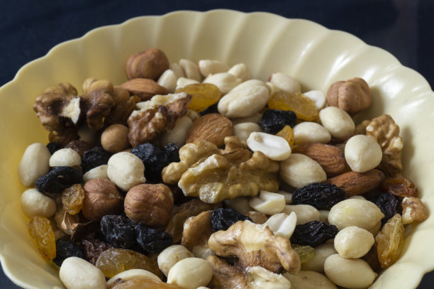 坚果混合物放在一个黄色的盘子里图片下载
