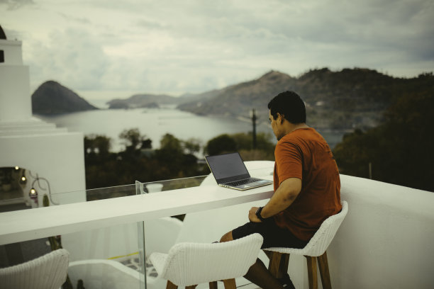 亚洲商务顾问度假期间在酒店工作图片下载