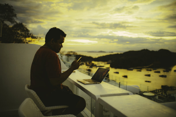 亚洲商务顾问度假期间在酒店工作图片下载