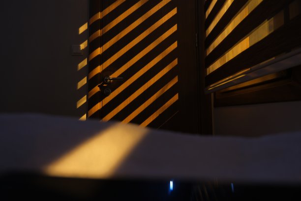 百叶窗和街灯映照在木门上，图片下载