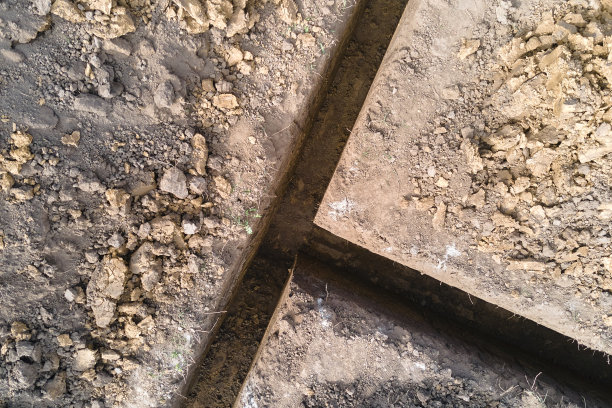 新房混凝土基础施工现场的挖掘沟槽图片下载