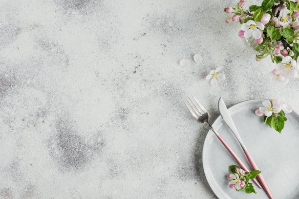 餐桌上摆放着盛开的苹果树枝和鲜花图片下载