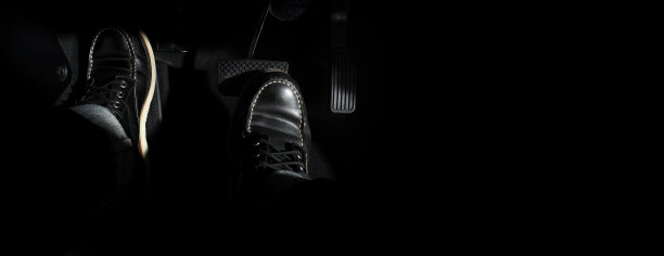 汽车的油门和刹车踏板。紧踩汽车的脚踏板向前行驶。司机通过推动汽车的油门踏板来驾驶汽车。脚踏板在车内。图片下载