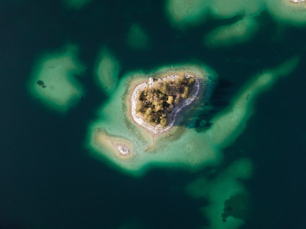 湖上碧水岛图片下载