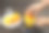 用手从橙子中挤出鲜榨汁，用榨汁机手动压果图片下载