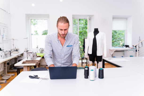 一个服装品牌的时装设计师图片下载