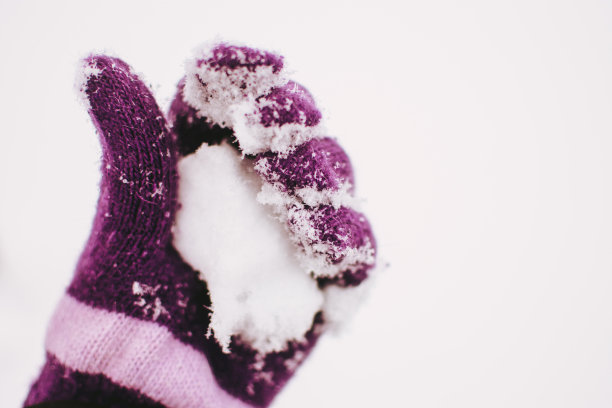 冰在手中，雪在手中图片下载