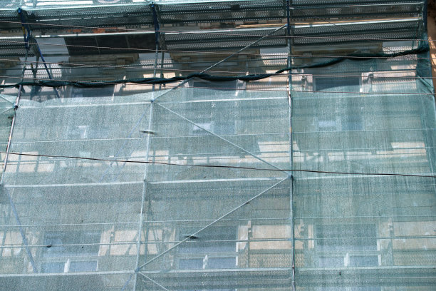 正在进行翻新工程的建筑物外立面，建筑棚架须盖上防护网，以保障工人的安全图片下载
