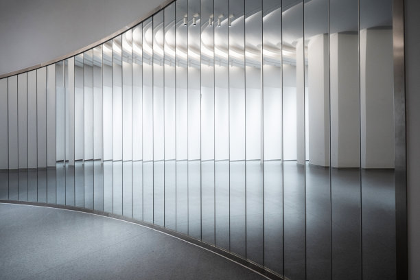 明亮、干净、空旷的室内建筑反射出的镜子图片下载
