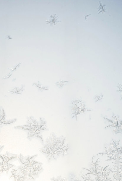 抽象的霜模式。冰封的吵窗对寒冷的冬天。窗户上结冰的纹理。图片下载