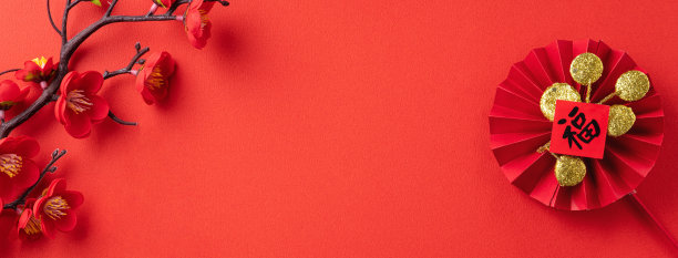 以中国农历新年为背景设计概念，以红梅和节日装饰。图片下载