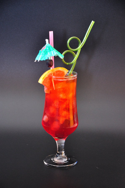 沙滩上的性爱，清凉的夏季鸡尾酒在一个高的杯子与冰和吸管在黑色的背景。图片下载