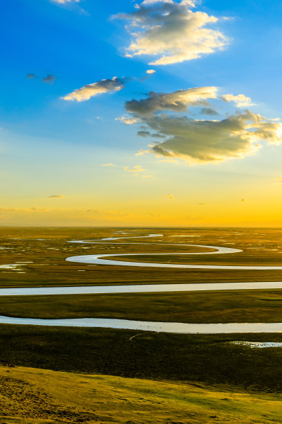 中国新疆，绿色的草原和蜿蜒的河流自然景观。图片下载