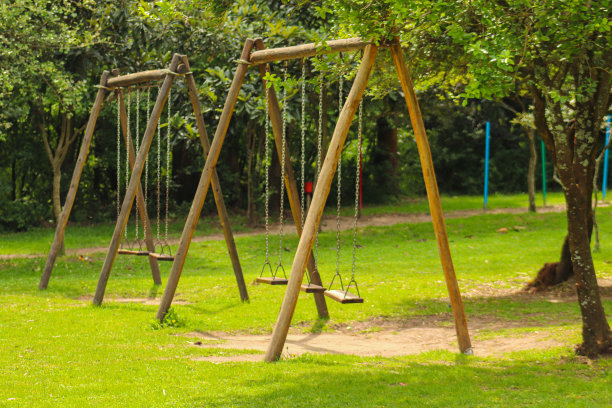 公园里的设施、椅子、游戏和孩子的照片图片下载