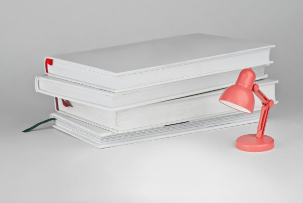 白色背景上的粉色台灯。书旁边有一盏小玩具灯。5、学习观，读书观，教育观。图片下载
