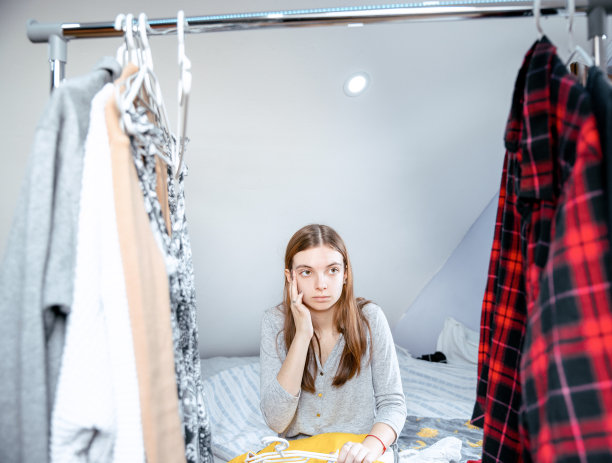 十几岁的女孩有太多的衣服在想早上该穿什么图片下载