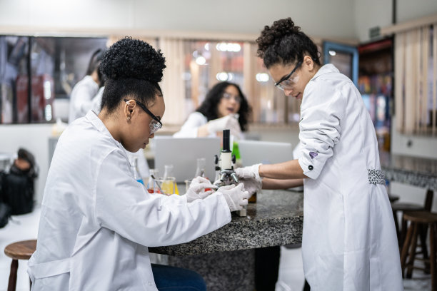 十几岁的学生在实验室里用显微镜图片下载