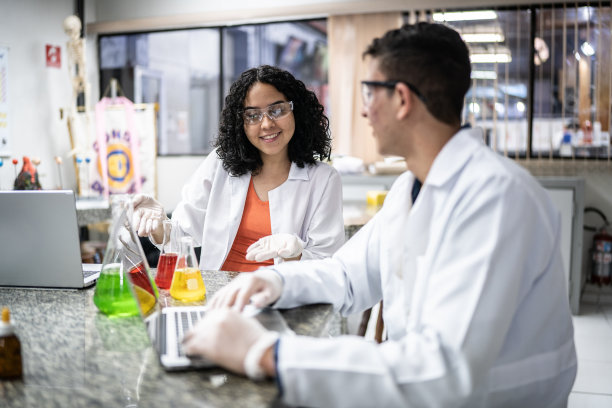 实验室里的年轻学生图片下载