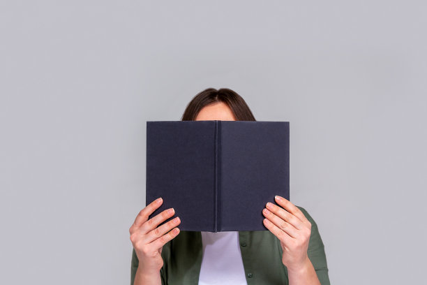 一个无法辨认的白种人女人躲在日程安排后面图片下载