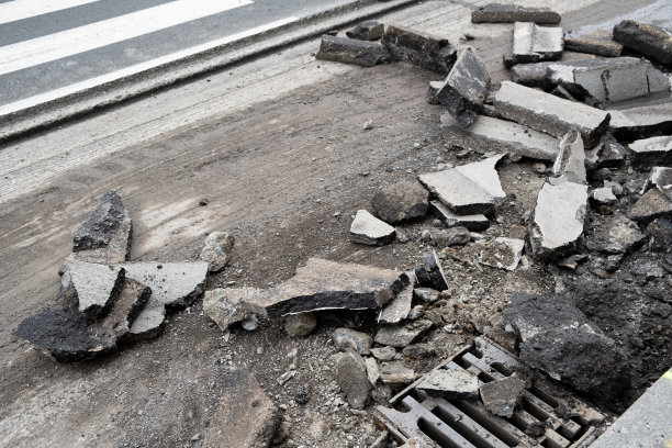 城市街道沥青拆除重建，上层沥青面层压碎图片下载