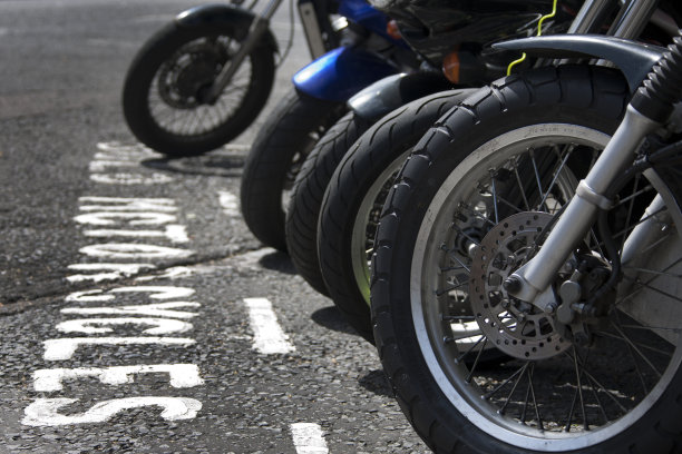 摩托车的前轮停在一个海湾里图片下载