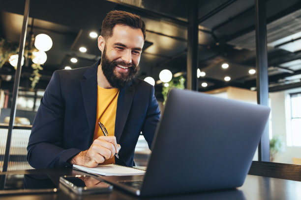 企业家在虚拟会议中写笔记图片下载