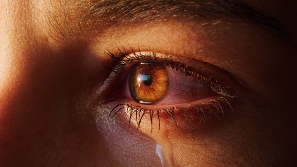 明亮的棕色眼睛的极端特写流眼泪。美丽的女性的脸图片下载