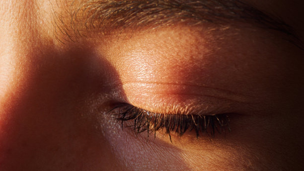 人类闭眼的特写镜头。女性的脸图片下载