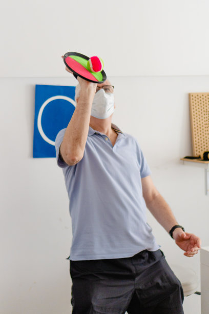 老男人从肌腱炎恢复肩膀，接球运动，垂直照片图片下载