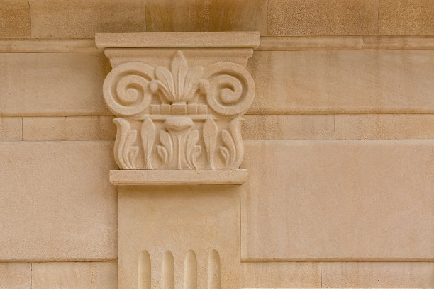 壁柱和柱头由天然石材制成。建筑装饰的要素。图片下载